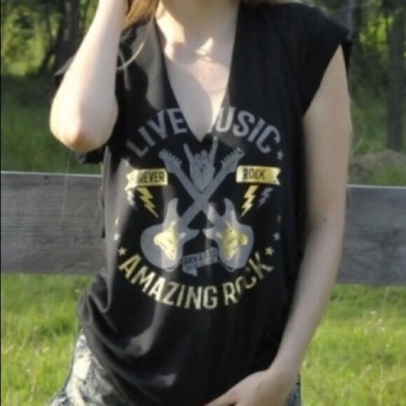 Retro Look Graphic Tee - Picture 2 of 15